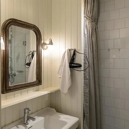 Atmospheric Two-room In The Center Of *